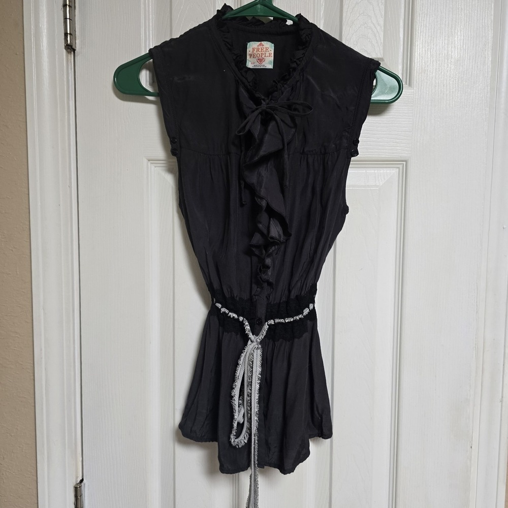 Vtg Free People Sleeveless Blouse TOP Size S Small V Neck Black Ruffled